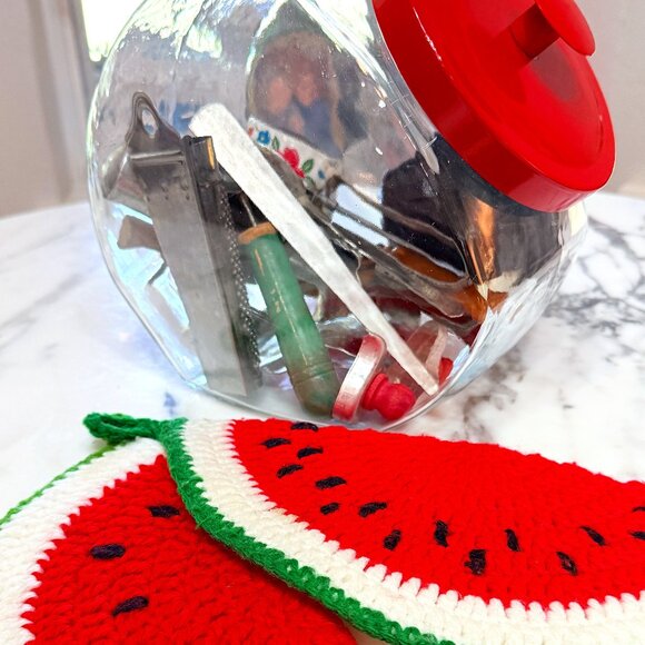 Retro Cookie jar Filled with retro kitchen utensils - Picture 4 of 17